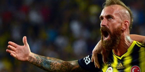 Raul Meireles em ação pelo Fenerbahce.