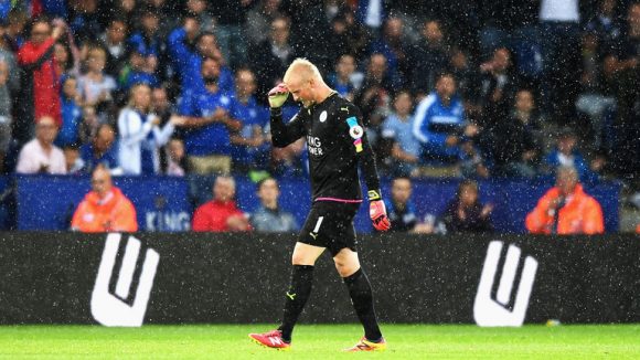 O goleiro Kasper Schmeichel segue fora da equipe do Leicester.