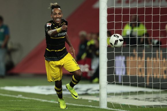 O gabonês Pierre-Emerick Aubameyang marcou dois gols na terça-feira, contra o Wolfsburg.