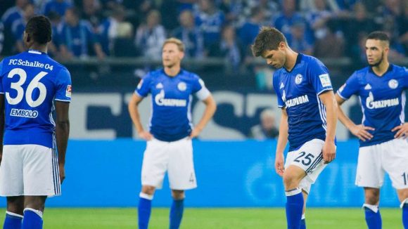 Jogadores do Schalke 04, lamentam mais uma derrota sofrida na Bundesliga, desta vez para o Hoffenheim