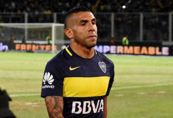 Carlos Tévez lamenta mais uma eliminação do Boca Juniors. Ele segue sendo o principal jogador da equipe.