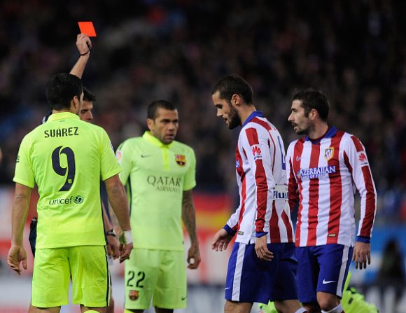 MADRID, SPAIN - JANUARY 28: Mario Suarez (2.R) of Club Atletico de Madrid is sent off by referee Gil Manzano during the Copa del Rey Quarter Final Second Leg match between Club Atletico de Madrid and FC Barcelona at Vicente Calderon Stadium on January 28, 2015 in Madrid, Spain. (Photo by Denis Doyle/Getty Images)