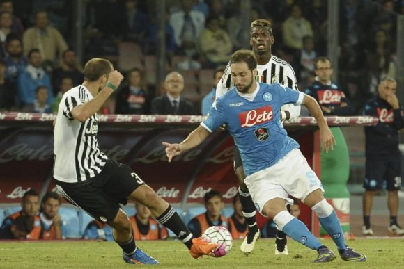 Atualmente na Juventus, o atacante Gonzalo Higuaín já viveu o outro lado do clássico, afinal, o argentino atuava pelo Napoli antes de transferir-se para a Vecchia Signora.
