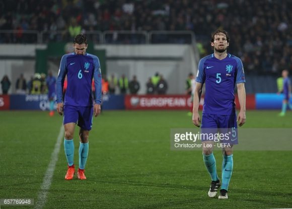 Kevin Strootman e Daley Blind lamentam mais uma derrota da seleção holandesa.