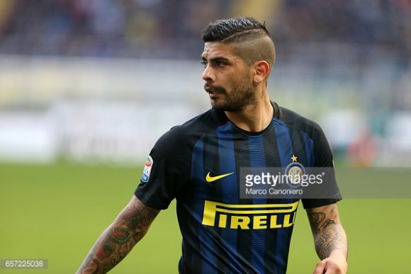 O meia argentino Ever Banega, venceu a luta no time titular contra o português João Mário, e começará novamente entre os onze que iniciarão a partida.