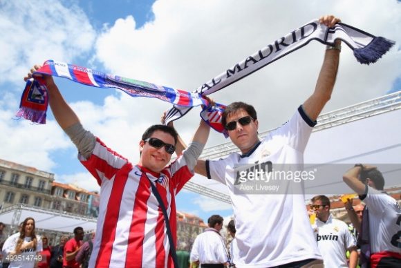 O primo rico da capital, Real Madrid, tem origem na realeza espanhola e historicamente abrange a classe mais rica, enquanto o primo pobre, Atlético Madrid, vem das classes operárias e mais pobres da cidade. 