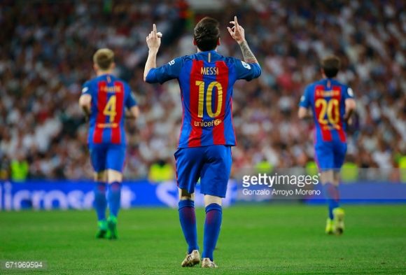 Messi agradece aos céus o primeiro gol marcado no clássico frente o Real Madrid.