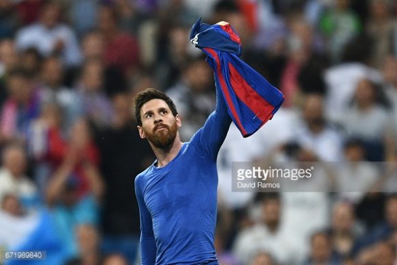 O craque argentino comemora vitória no clássico contra o Real Madrid, graças ao seu gol marcado nos acréscimos do jogo.