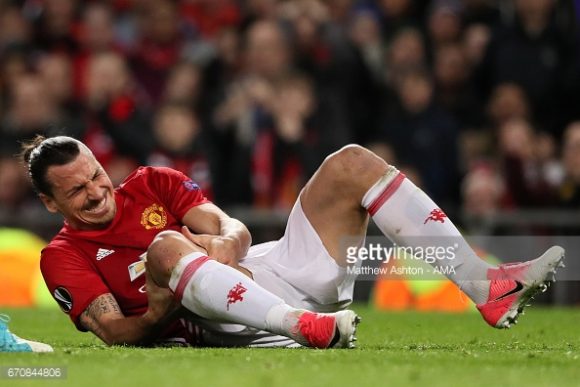 O artilheiro do Manchester United na Premier League com 17 gols Zlatan Ibrahimovic, infelizmente está fora do futebol até o final do ano. O sueco de 35 anos rompeu os ligamentos do joelho direito, e rumores dão conta de que o atacante pode se aposentar depois dessa contusão.