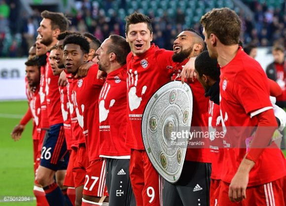 Jogadores do Bayern comemoram o pentacampeonato alemão, após a goleada de 6 a 0 sobre o Wolfsburg.
