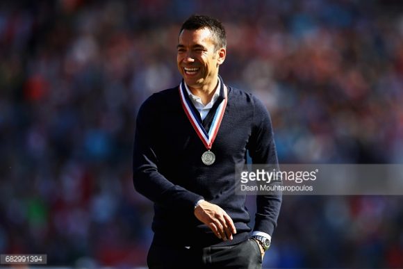 Giovanni van Bronckhorst exibe com orgulho a medalha de campeão da Eredivisie 2016/17.