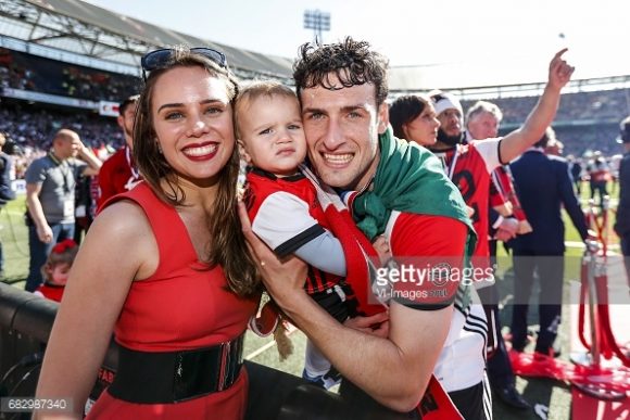 Com a bandeira brasileira amarrada no pesçoço, o zagueiro Eric Botteghin comemorou o título no gramado do estádio De Kuip.