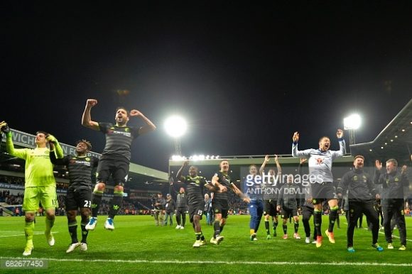 Jogadores do Chelsea comemoram o título da Premier League. A conquista da equipe londrina é incontestável.