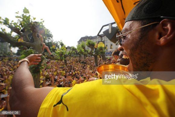 Os jogadores do Borussia Dortmund comemoraram o título da Copa da Alemanha ao lado de sua fanática torcida.