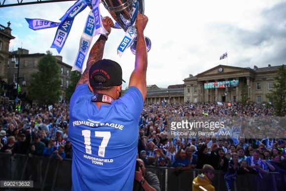 A pequena cidade de Huddersfield (165 mil habitantes), parou para receber o time que está de volta à Premier League.