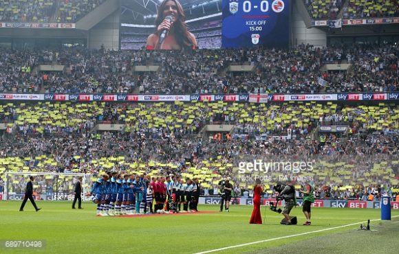 o estádio de Wembley ficou pequeno para os milhares de torcedores do Huddersfield Town, que invadiram Londres para acompanhar a decisão da Championship League.