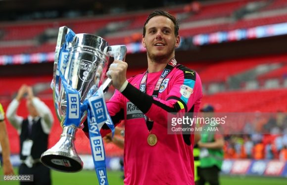 O goleiro Danny Ward exibe com orgulho a taça de campeão dos playoffs da Championship League. 