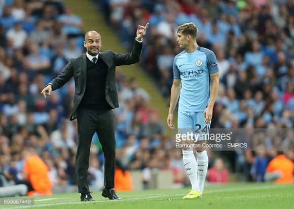 Guardiola orienta o zagueiro John Stones, contratado junto ao Everton pela quantia de 55,6 milhões de euros (207,45 milhões de reais). 