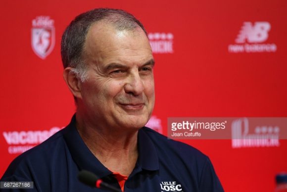 Sorridente, assim estava Marcelo "El Loco" Bielsa em sua pimeira entrevista como treinador do Lille. 