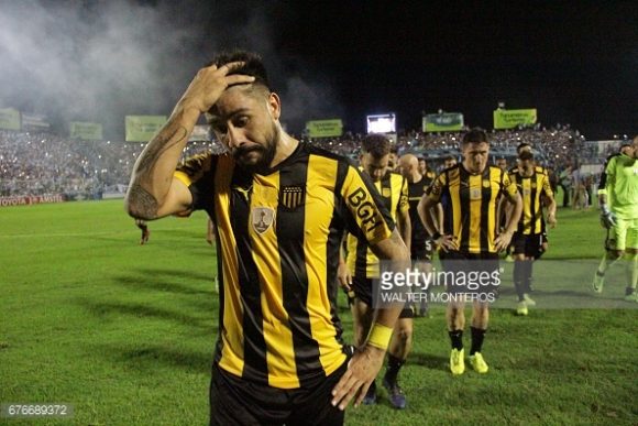Os jogadores do Peñarol lamentam mais uma eliminação do time na Copa Libertadores, um fato que já tornou-se corriqueiro.