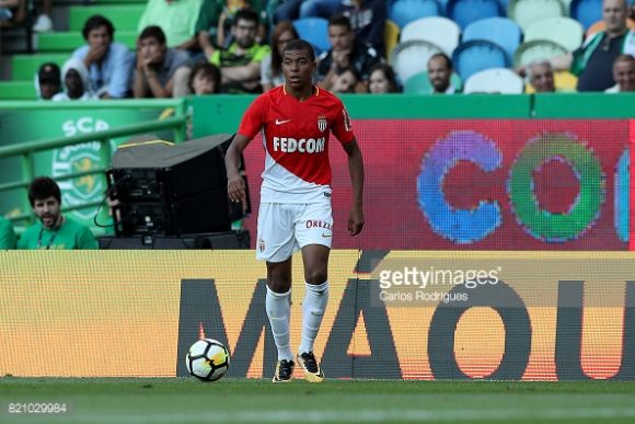 Com o futuro indefinido, a jovem revelação monegasca da última temporada, Kylian Mbappé, está fora da primeira partida do Monaco na Ligue 1. 