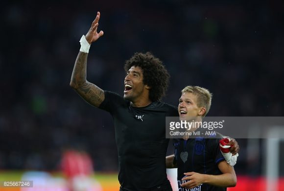 O brasileiro Dante comemora a classificação do Nice para a quarta fase das pré-eliminatórias da Champions League, ao lado da jovem promessa Vincent Koziello.