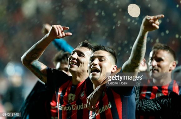 Jogadores do San Lorenzo comemoram vitória diante do Flamengo, que culminou com a desclassificação do time carioca ainda na fase de grupos da Copa Libertadores.