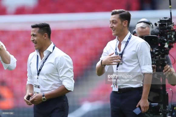 A permanência de Mesut Ozil e Alexis Sánchez, com certeza deixarão o Arsenal mais forte para a disputa d