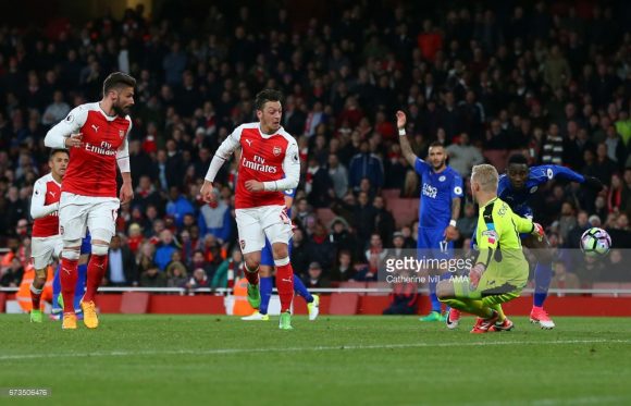Apesar de ter realizado uma de suas melhores partidas à frente do Leicester, o goleiro Kasper Schmeichel não conseguiu evitar a derrota dos Foxes para o Arsenal por 1 a 0. 