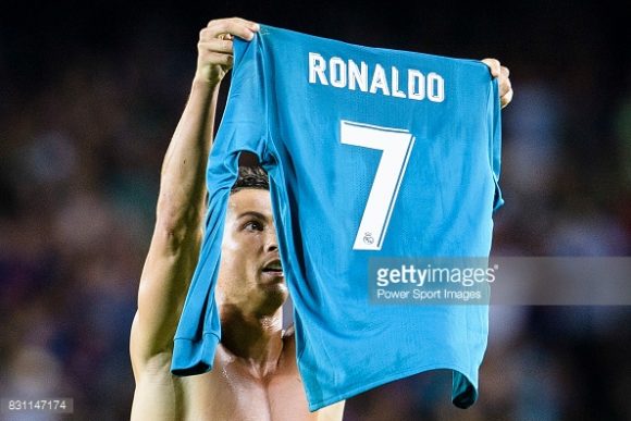 Cristiano Ronaldo repetiu o gesto do rival Lionel Messi, que havia exibido sua camisa para a torcida adversária no último El Clásico. 
