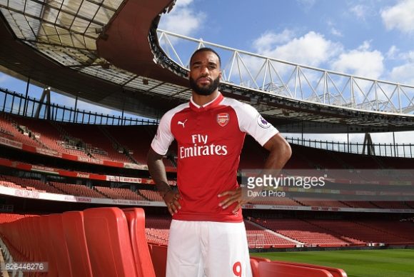 A principal contratação do Arsenal para a disputa da temporada 2016/17, é o atacante Alexandre Lacazette, contratado junto ao Lyon por 40 milhões de euros.