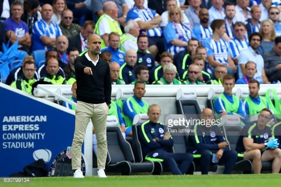 Pep Guardiola utilizou o esquema 3-4-1-2 na partida do Manchester City frente o Brighton, para que assim os atacantes Sergio Aguero e Gabriel Jesus pudessem jogar juntos. 