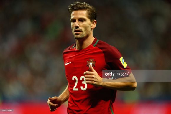 Contratado 14 segundos depois do fechamento da janela inglesa de transferências´o volante da seleção portuguesa Adrien Silva, só poderá defender as cores do Leicester a partir do dia 01 de janeiro, data da abertura da próxima janela. 