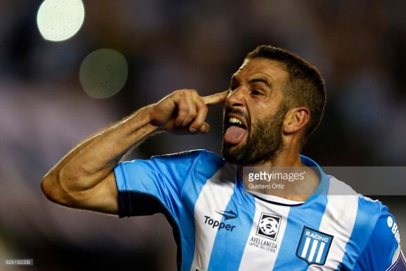 Em sua segunda passagem pelo Racing, o capitão Lisandro López é o grande ídolo da torcida. Pela academia 