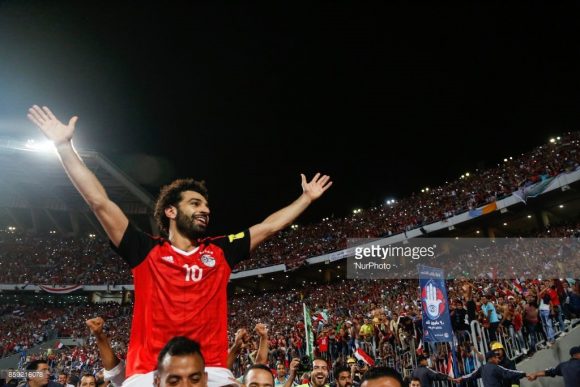 Mohamed Salah, o grande craque da seleção, é ovacionado pelos torcedores egípcios.