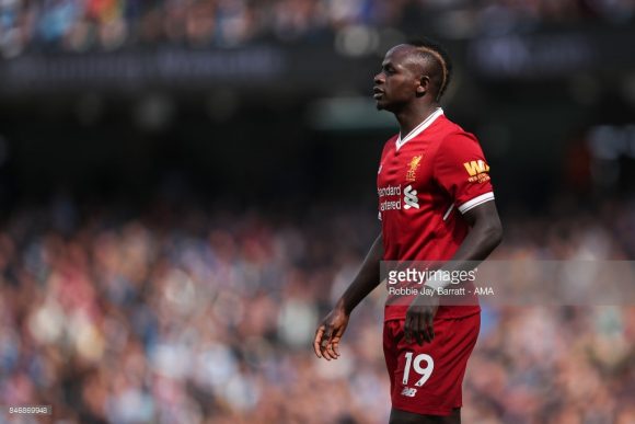 Com uma lesão muscular na coxa, o atacante Sadio Mané não enfrentará o Manchester United neste sábado. O seu retorno está previsto para daqui seis semanas.