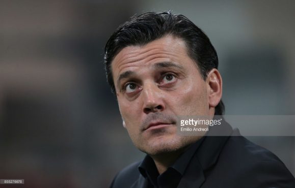 Com Carlo Ancelotti livre no mercado, o treinador Vincenzo Montella (foto) sofre uma enorme pressão e dificilmente permanecerá no comando técnico do Milan. 