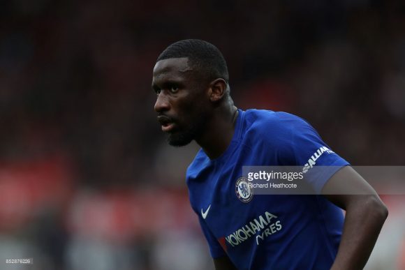 Curiosamente, na temporada passada, o zagueiro Antonio Rudiger defendia as cores da Roma, porém hoje, veste a camisa do Chelsea.