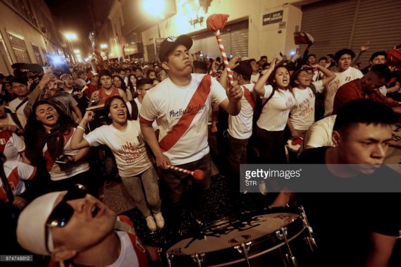 Comoção Nacional: o povo peruano invadiu as ruas da capital Lima. A festa durou até altas horas da madrugada, e mais parecia a comemoração de um título.