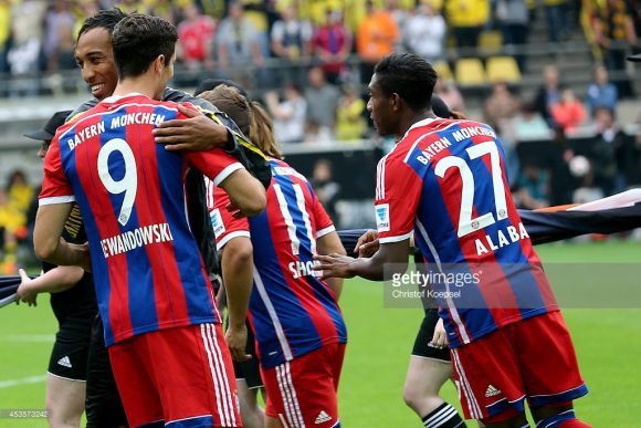 Os atacantes Robert Lewandowski e Pierre-Emerick Aubameyang, dividem a artilharia da Bundesliga com 10 gols cada um.