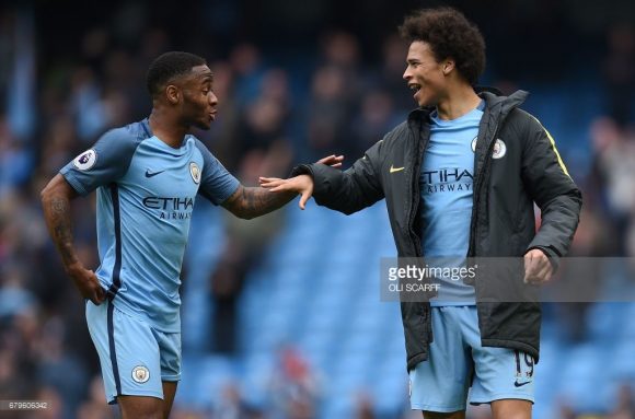 No Manchester City os pontas Leroy Sané e Raheem Sterling, marcam incessantemente a saída de bola dos adversários.