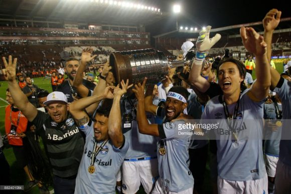 A América do Sul amanheceu azul, branca preta nesta quinta-feira.