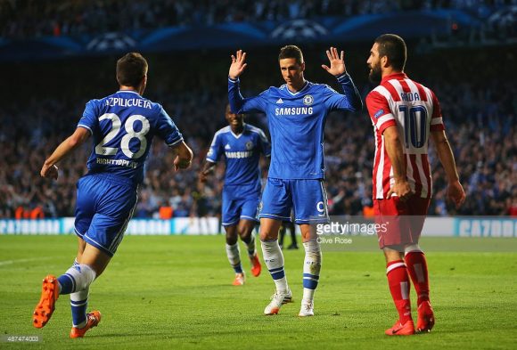 Na temporada 2013/14, Chelsea e Atlético Madrid se enfrentaram pelas semifinais da Champions League, e o atacante Fernando Torres, que atualmente defende as cores do clube espanhol, marcou o gol dos ingleses. Em contrapartida, foram os colchoneros que saíram do Stamford Bridge classificados à final, depois de vencerem o jogo por 3 a 1.