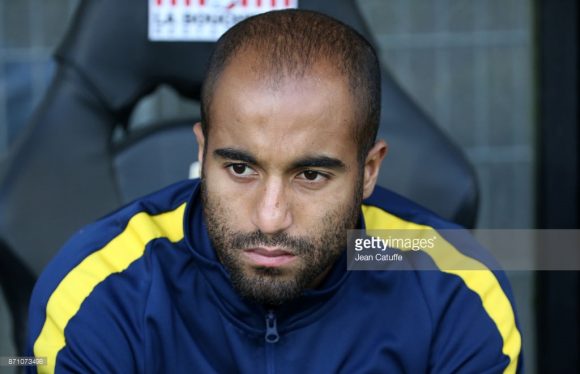 Lucas Moura está fora do jogo contra o Lyon.
