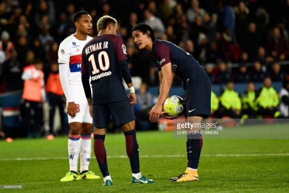 Neymar e Cavani discutem em campo.