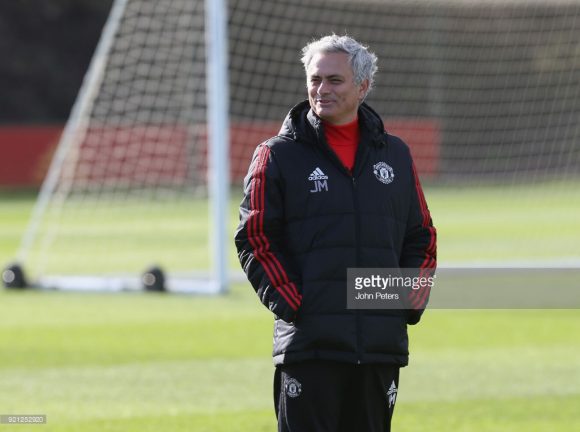 Quando ainda era treinador do Real madrid, José Mourinho enfrentou o Sevilla em oito ocasiões, somando sete vitórias e um empate neste período.