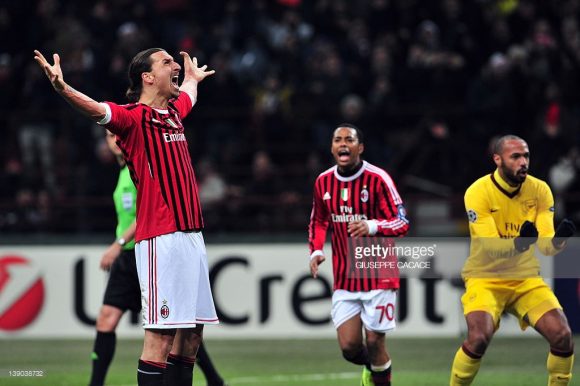 A última visita do Arsenal ao San Siro terminou com a derrota dos ingleses para o Milan por 4 a 0. Na imagem acima é possível notar a alegria de Zlatan Ibrahimovic e a desilusão de Thierry Henry.