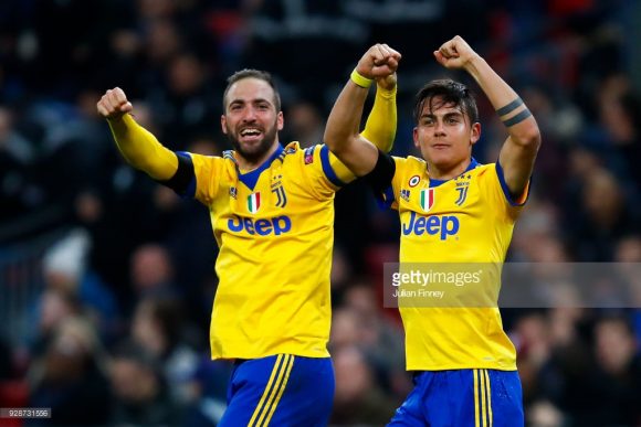 Os argentinos Higuaín e Dybala comemoram a virada da Juventus sobre o Tottenham.