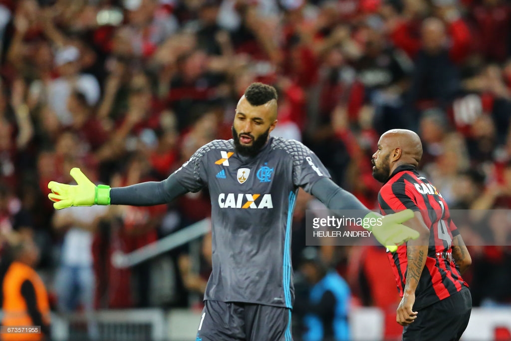 Comprar uma briga com a própria torcida por conta de Alex Muralha, foi um dos grandes erros da diretoria do Flamengo. Qualquer jogador está apto a receber críticas ou elogios dependendo de suas atuações. 