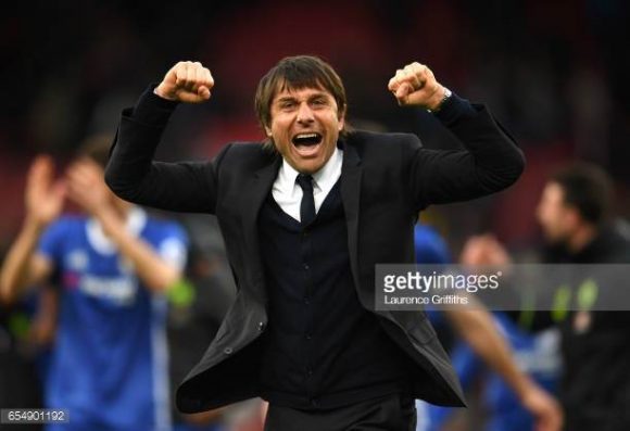 O treinador Antonio Conte dificilmente permanecerá no Chelsea após o término da temporada. O destino do comandante italiano deve ser o PSG. 